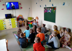 Dzieci słuchają jak p. Armen gra na tradycyjnym